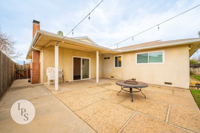 Building Photo - Fresno Eastside Home, 3BR/2BA, Modern Upgr...