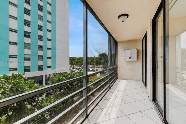 Building Photo - 2821 N Miami Beach Blvd