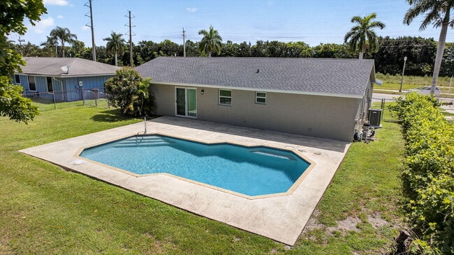 Building Photo - 316 La Mancha Ave