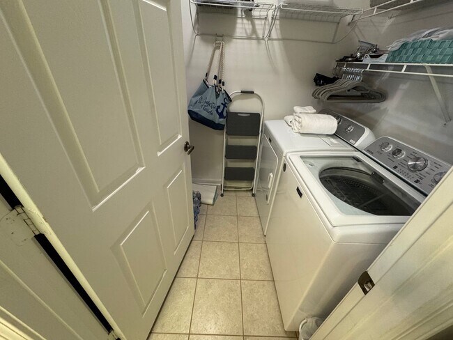 Building Photo - Gorgeous 3BD/2BA Waterfront Corner Unit in Gated Community!