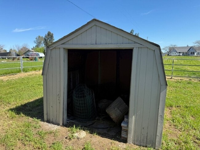Building Photo - Unique 2 Bedroom Country Property Vacaville *Star Rentals
