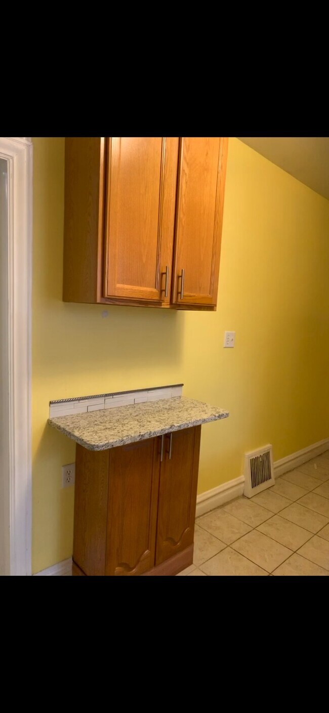 Building Photo - 1152 Lyman Ave