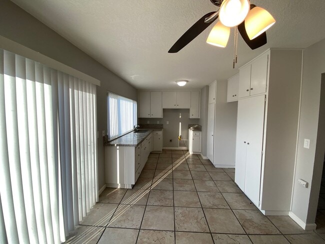 Building Photo - 3 BEDROOM 2 BATH HOUSE LOCATED CLOSE TO SC...