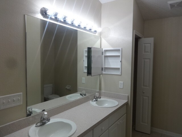 Building Photo - 2465 Saint Pauls Dr