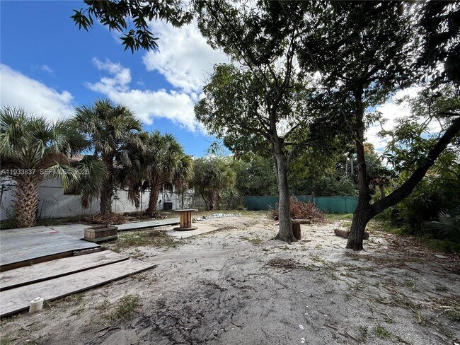 Building Photo - 816 5th St