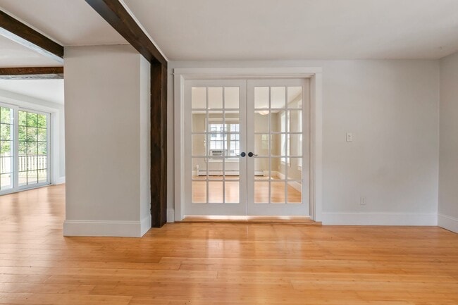 Building Photo - New England Style Farm House for RENT in P...