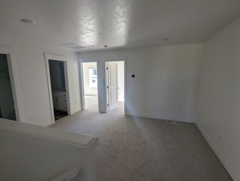 Building Photo - 616 W 650 N