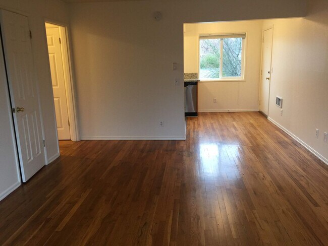 Building Photo - Upper 2bed, stainless steel appliances, of...