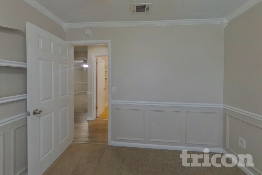 Building Photo - 4324 Queensway Dr