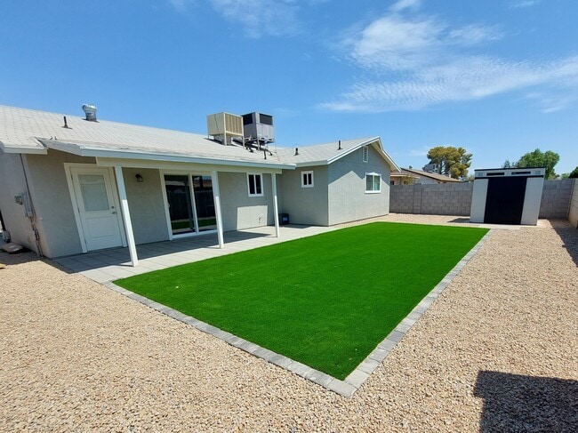 Building Photo - 1233 W Manhatton Dr