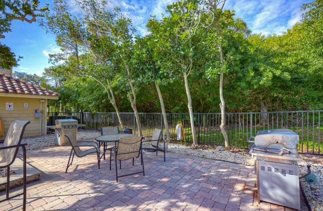Building Photo - One Bedroom Apartment in Gated Community - Easy Highway Access!