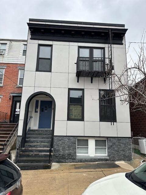 Building Photo - 84 Irving St