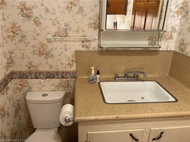 Building Photo - 927 Skyline Dr