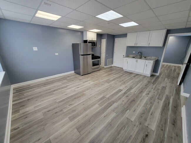 Building Photo - 6222 W Addison St