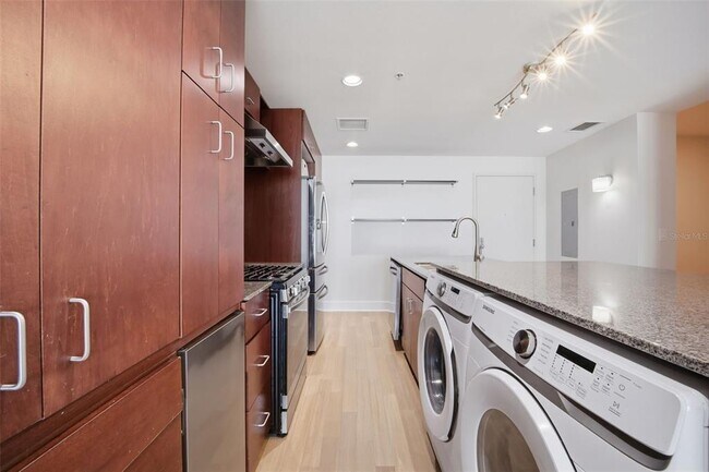 Building Photo - 1208 E Kennedy Blvd