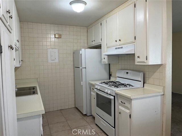 Building Photo - 150 E Lakeshore Dr