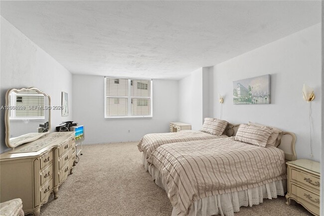 Building Photo - 5001 Collins Ave