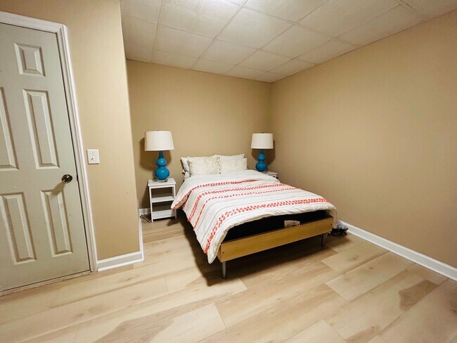 Building Photo - Incredible 4 bedroom/5 bath Tri-level home in Willoughby Park in NW Greensboro with finished base...