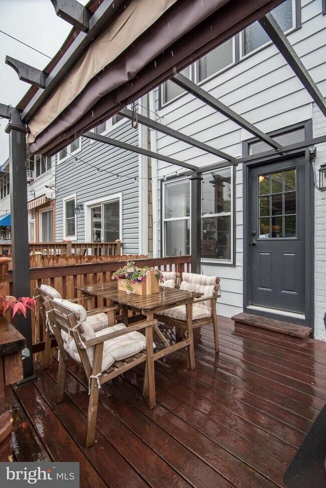 Building Photo - Spacious Three Bedroom Home W/Backyard, Ba...