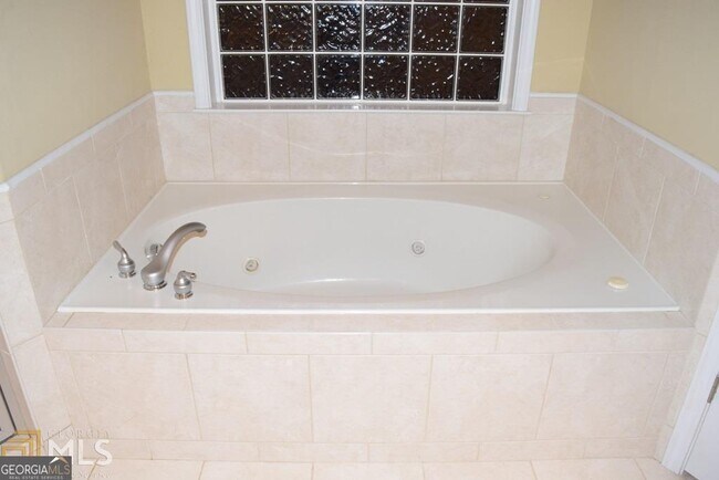 Building Photo - 45 Greenview Dr