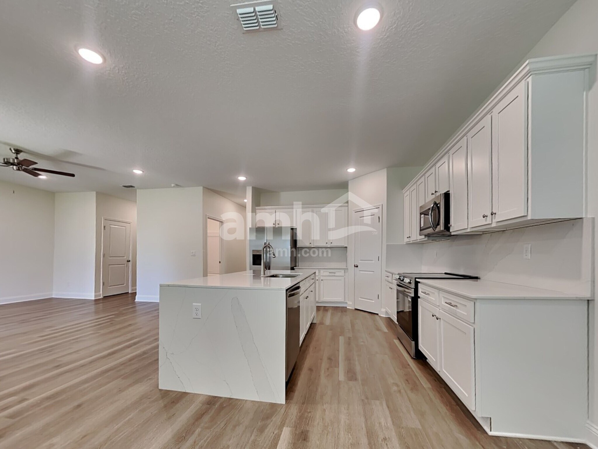 Building Photo - 11632 Hillside Dr