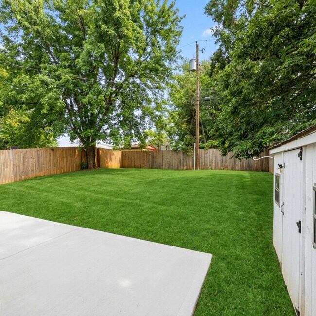 Building Photo - 421 Banksia Dr