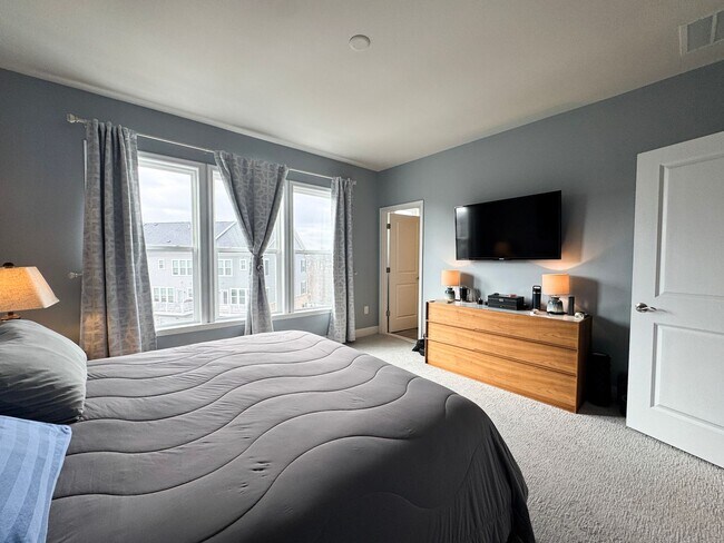 Building Photo - Fantastic 4 Bed 3.5 Bath End Unit Townhome In Potomac Shores Town Center