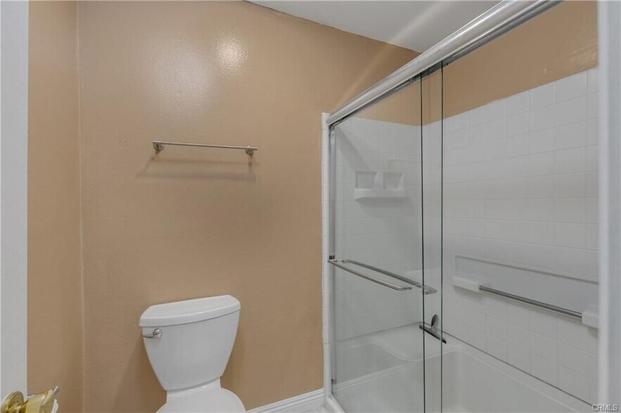 Building Photo - 1127 E Del Mar Blvd