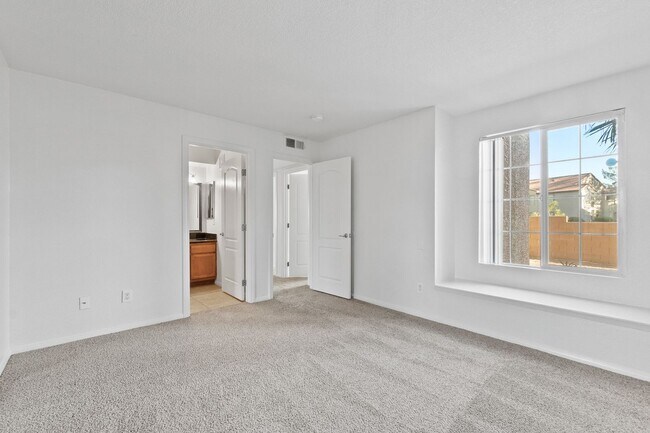 Building Photo - 3 Bedroom Condo at THE LAKES!