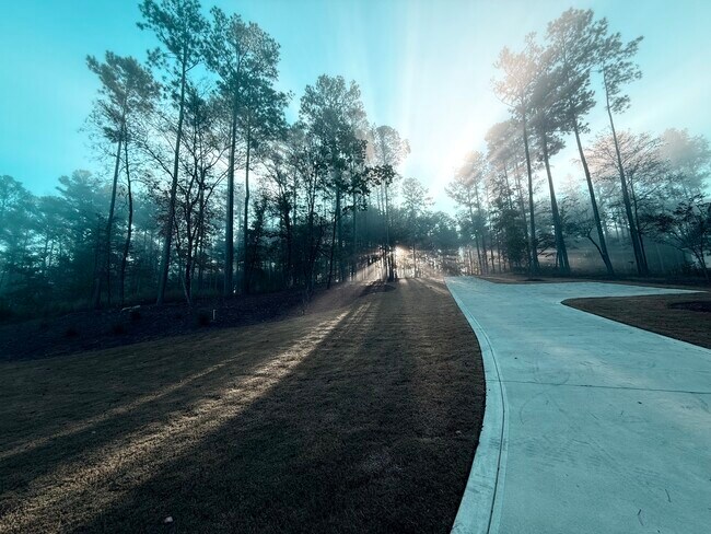 Building Photo - 1031 Pinehurst Dr