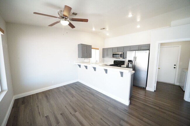 Building Photo - Showings Available NOW