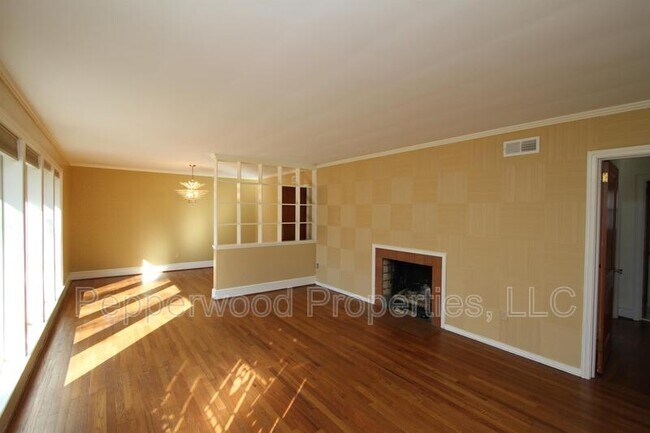 Building Photo - 327 N Park Dr