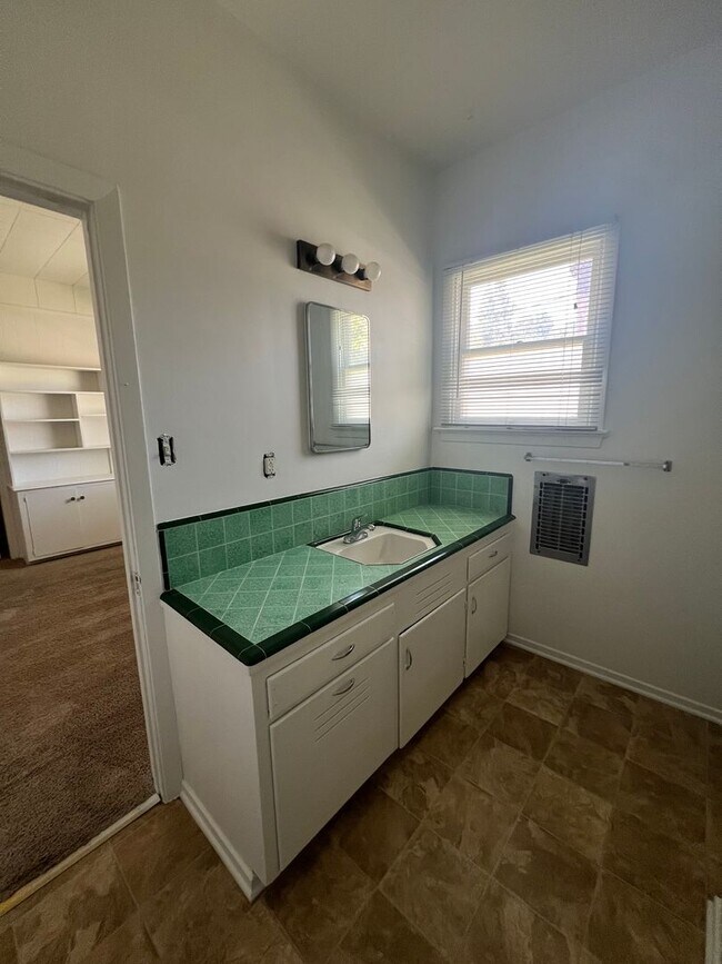 Building Photo - One bedroom apartment in downtown Riverside!