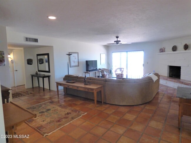 Building Photo - 5300 N Montezuma Trail
