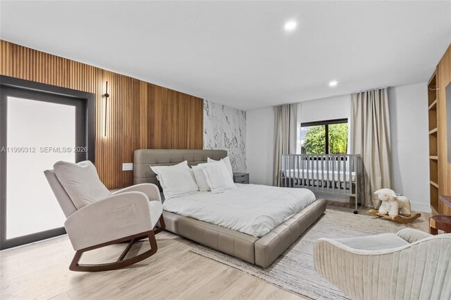 Building Photo - 116 W 1st Ct