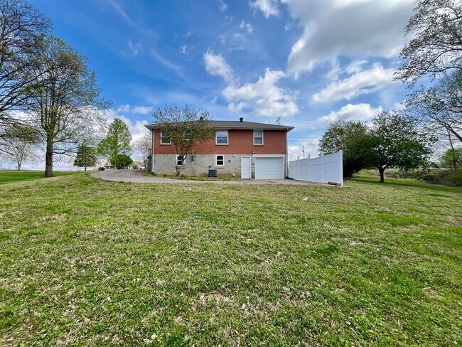 Building Photo - Country Ranch Available Now!