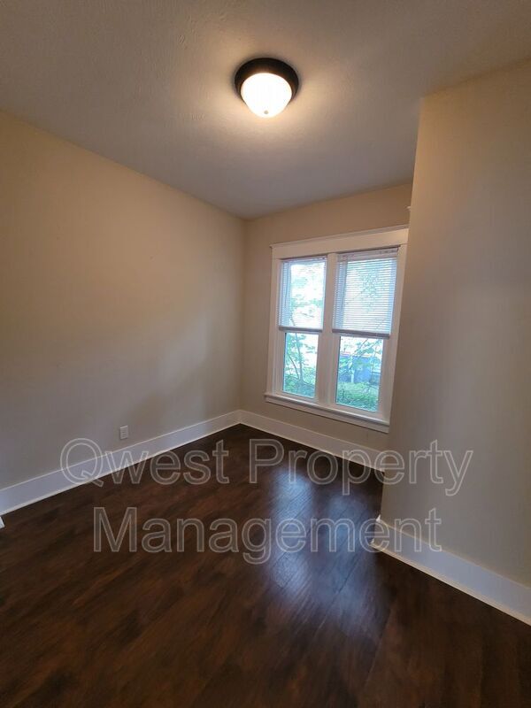 Building Photo - 932 Crescent St NE