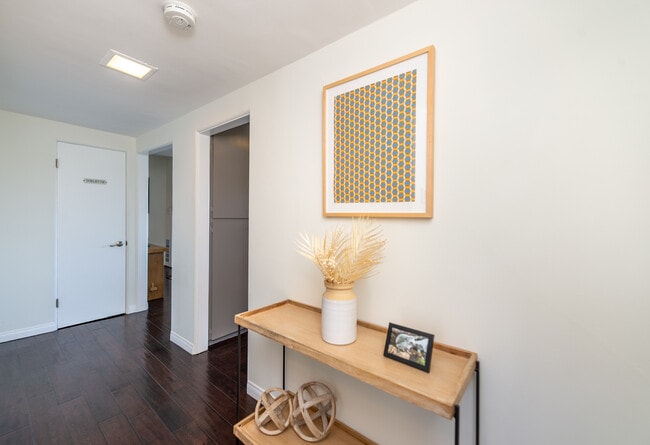 Building Photo - 1850 San Jacinto St