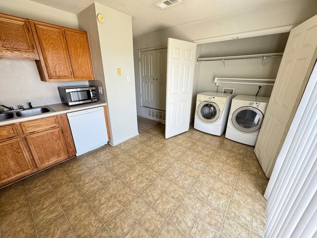Building Photo - 360 Virtual Tour Available