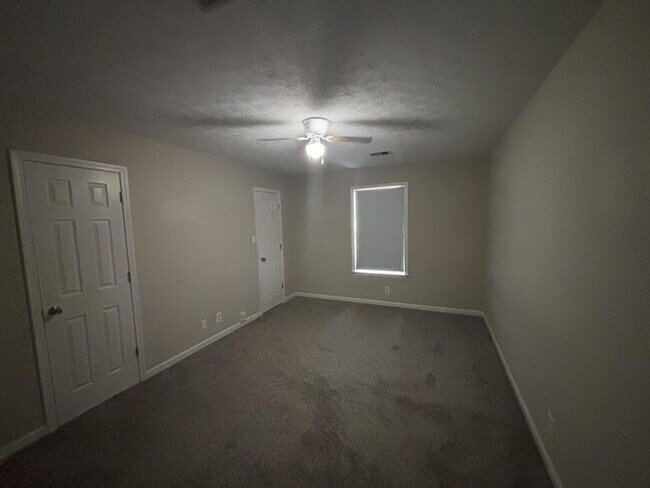 Building Photo - Half off rent September
