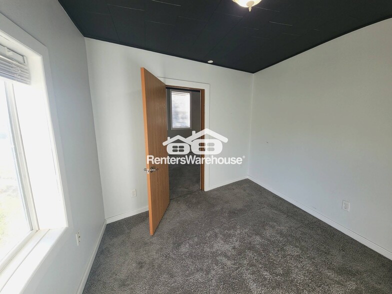 Building Photo - 200 N Vine St