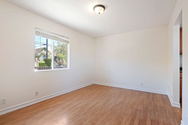 Building Photo - 1036 E Cota St