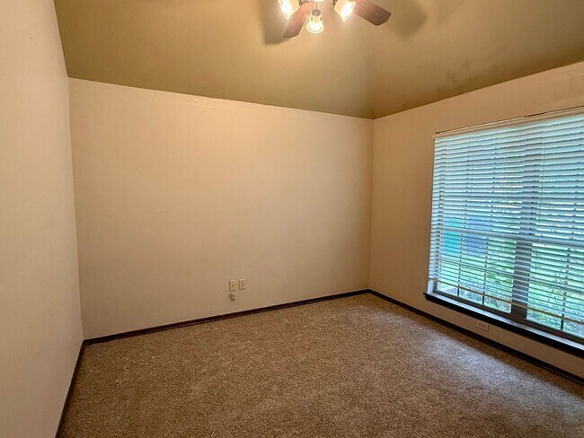 Building Photo - Beautiful 4 Bed 3 Bath Home with Great Loc...