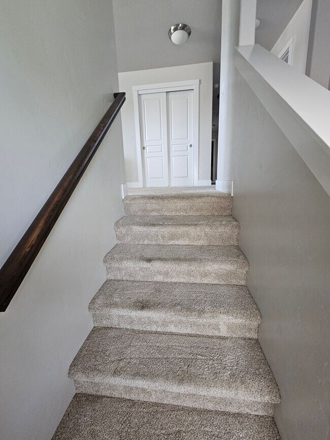 Building Photo - Ready now this beautiful 3 Bedroom Upscale...