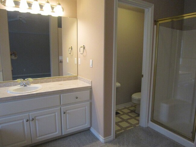 Building Photo - Large Bethany Home on a Corner Lot! 6 Bed 3 Bath