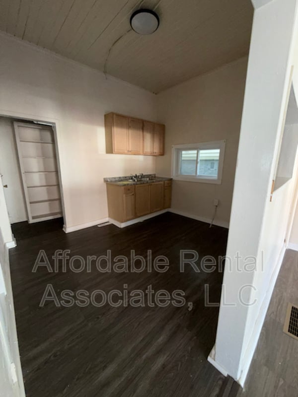 Building Photo - 505 W Maple St