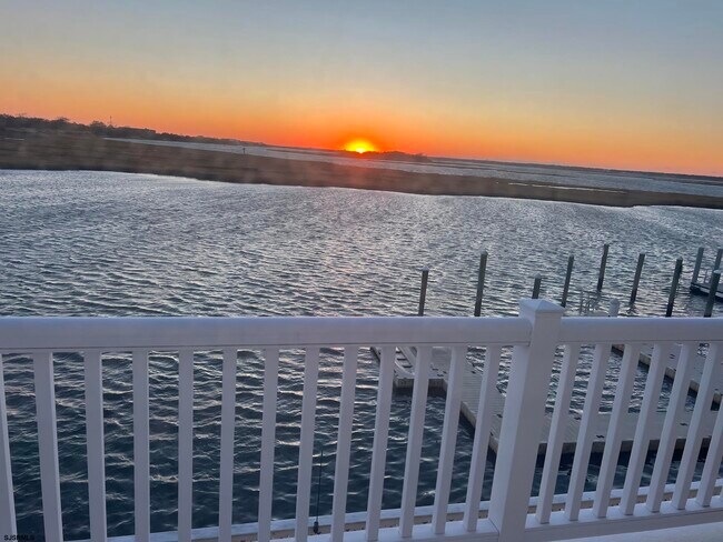 Building Photo - 802 N Harvard Ave