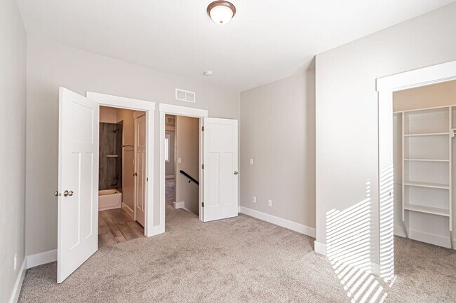 Building Photo - 654 S Saturn Ave