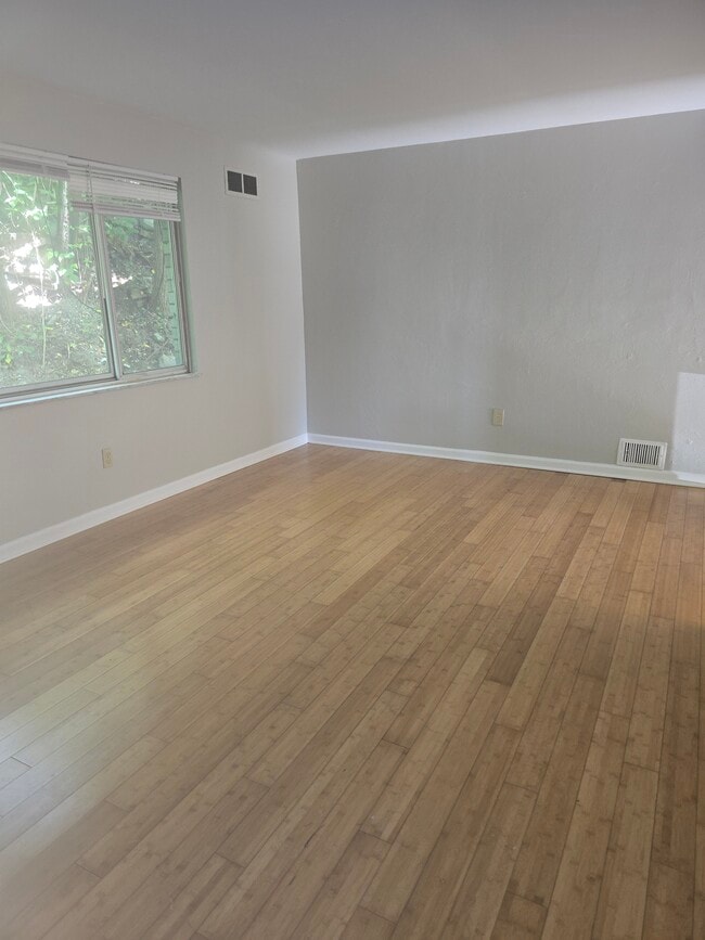 Building Photo - 2807 Lincoln Way