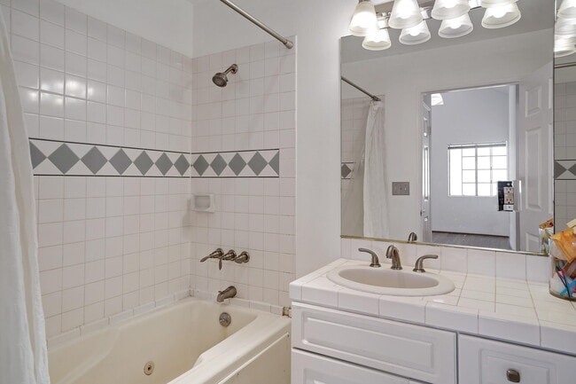 Building Photo - 850 N Poinsettia Pl